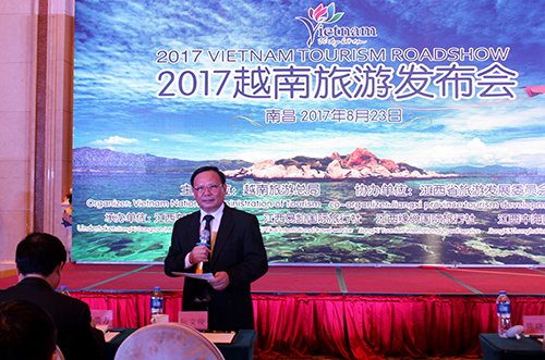 Tổng cục trưởng Tổng cục Du lịch Việt Nam Nguyễn Văn Tuấn trả lời các câu hỏi của các doanh nghiệp du lịch tỉnh Giang Tây (Trung Quốc) về thủ tục visa, sản phẩm du lịch, chính sách hỗ trợ